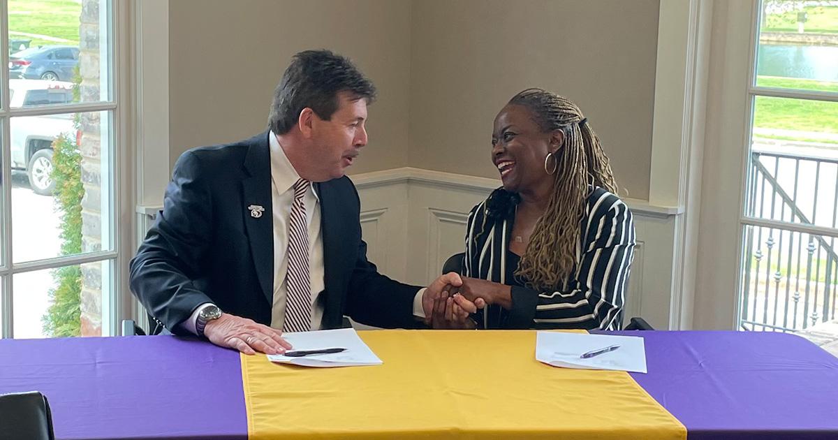 Athens-Limestonr Chamber of Commerce President Pammie Jimmar and University of North Alabama President Dr. Ken Kitts sign a Learning Agreement that will benefit all full-time employees of Chamber member businesses.